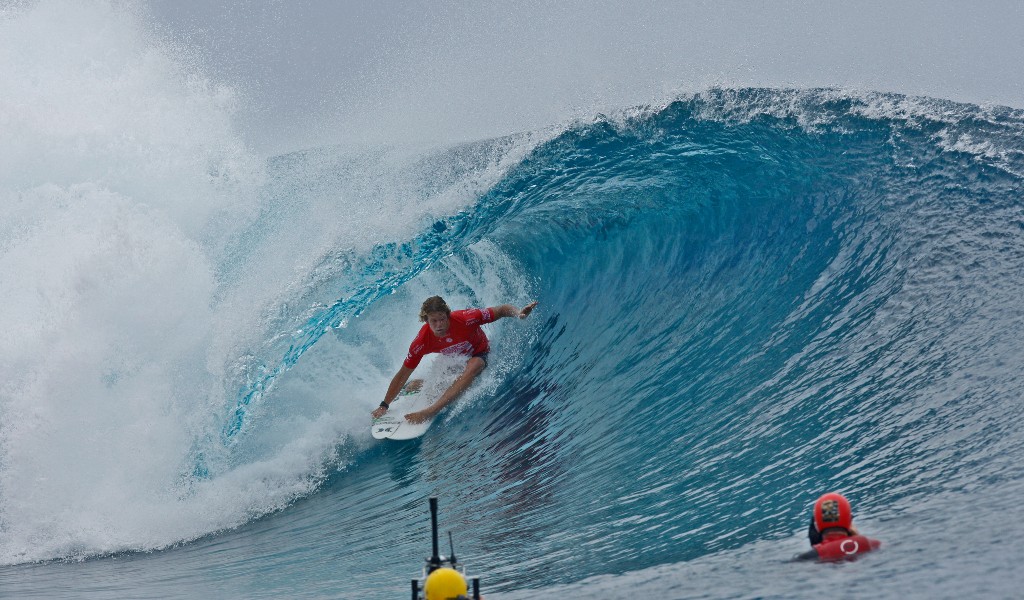 Teahupo’o surfing The Islands of Tahiti (© Steve Dickinson)