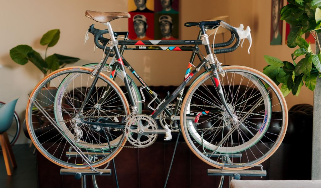 Bikes in the clubhouse at Flandrien Hotel