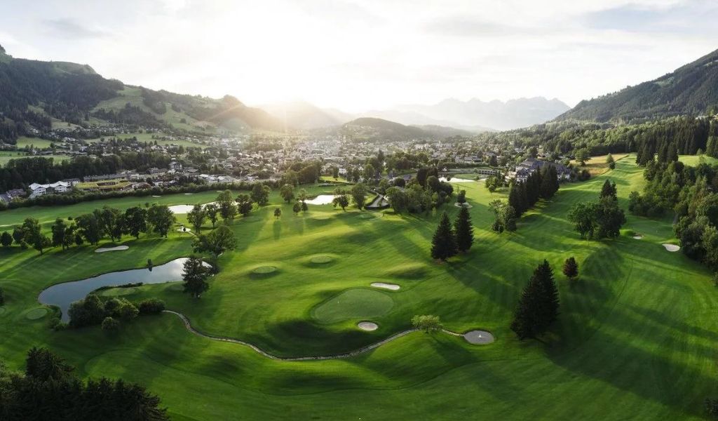 Kitzbühel is a paradise for golf enthusiasts, offering four diverse golf courses and 54 varied holes on site.