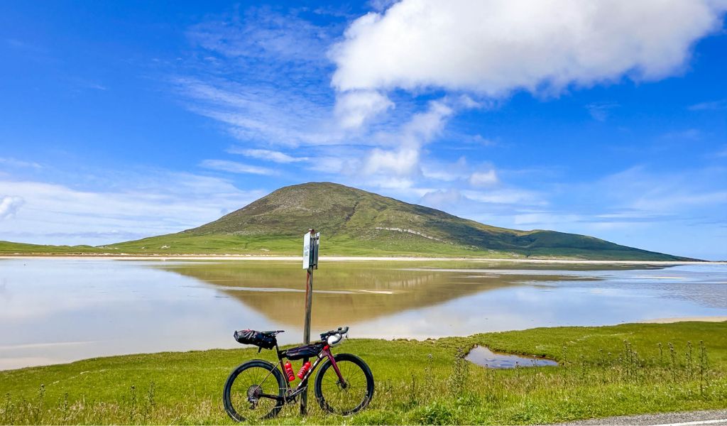 Cycling the Hebridean Way in Scotland (Copyright: Epic Road Rides)