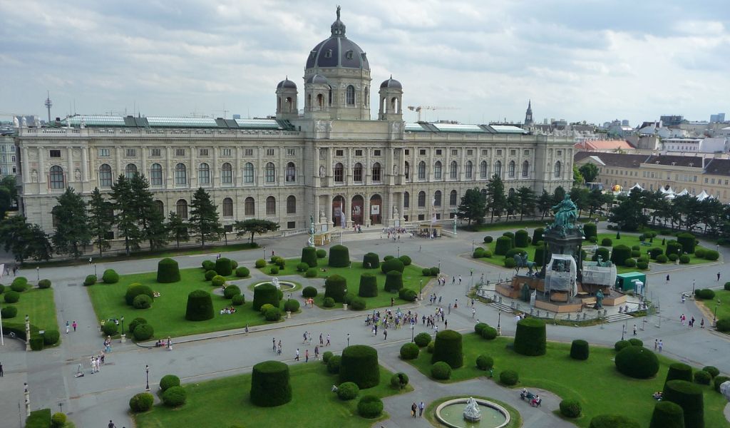 Kunsthistorisches Museum in Vienna - running holidays study Icelandair