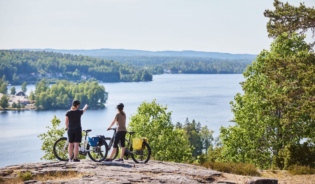 Cycling the Lelångenleden trail in Dalsland, Sweden (Credit: Jonas Ingman/westsweden.com)